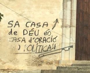 Un vàndals fan pintades contra els presos polítics a la façana de l'església de Pals