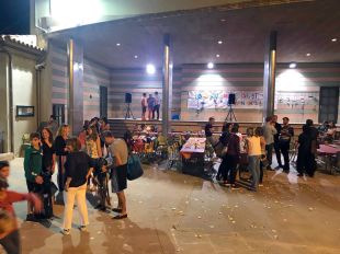Un centenar de veïns reviuen les hores prèvies al referèndum al Col·legi Verd de Girona