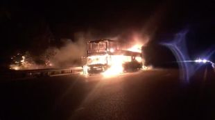 Crema un autocar a l'AP-7 a Garrigàs que transportava 34 turistes