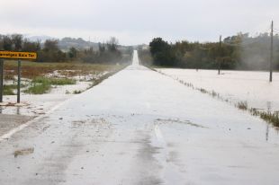 El temporal de llevant fa desbordar el riu Daró en diversos punts