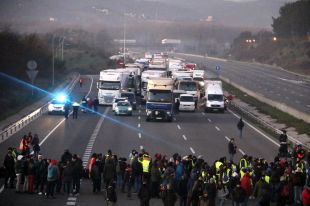 Pneumàtics, fogueres i fogons per aguantar durant hores el tall de l'AP-7 a Girona