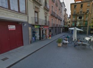 Tres persones entren a robar en una botiga de mòbils d'Olot