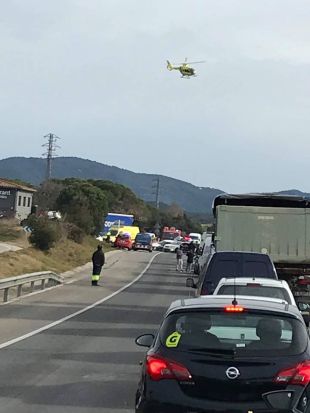 Mor un home de 80 anys en un xoc frontal entre dos vehicles a la C-65 a Llagostera 