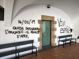 La visita de C's a Amer acaba amb pintades a la Plaça del Monestir lloant l'unitat d'Espanya