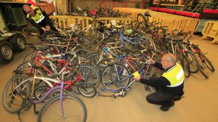 La Policia Local de Blanes lliura 300 bicicletes per a persones desfavorides