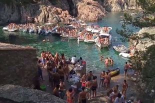 El Parlament insta el Govern acabar amb les festes a les platges de la Costa Brava