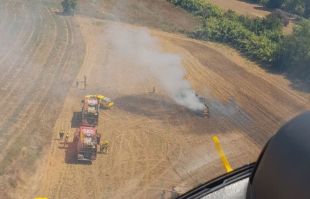 Crema un tractor en un camp de conreu de Llagostera