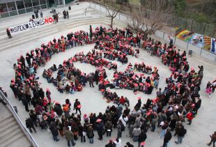 Més de 700 persones es manifesten contra una tercera línia de P3 a l'escola Annexa de Girona