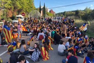 Uns 300 estudiants tallen l'N-IIa a Figueres en protesta per la sentència