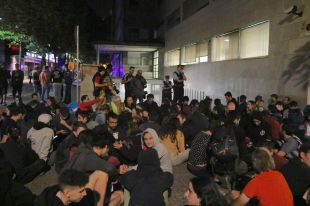 Unes 1.000 persones bloquegen les sortides dels Jutjats de Girona