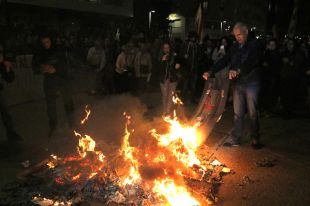 Mig miler de persones es concentren a Girona i cremen fotografies de Felip VI
