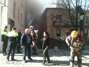 Es declara un incendi al centre de Girona i els Bombers desallotgen vuit habitatges