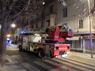 Sis desallotjats per l'incendi en un pis de Figueres
