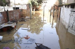 Els veïns d'Ullà centren els esforços en treure l'aigua de dins les cases