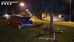 Detingut un conductor begut que es va estampar contra una rotonda a Sarrià de Ter