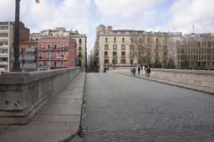 Ciclistes, corredors i turistes desafien el confinament a la ciutat de Girona