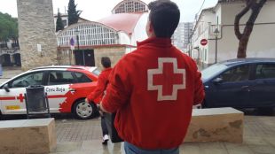 Voluntaris de la Creu Roja de Blanes porten menjar a casa d'usuaris de centres de dia tancats