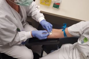 L'hospital de Blanes comença a fer tests ràpids als treballadors més exposats amb pacients de coronavirus 