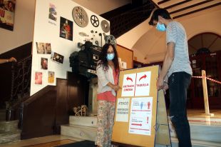 Butaques encintades, sis pel·lícules en cartell, hidrogel i mascaretes: reobre el primer cinema de Catalunya