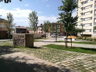 Banyoles acaba les obres de remodelació de la plaça dels pisos coneguts com els de 'la Caixa'