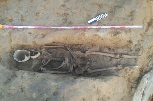 Troben dos esquelets joves a les obres de la C-66 a Fares al costat d'una edificació medieval