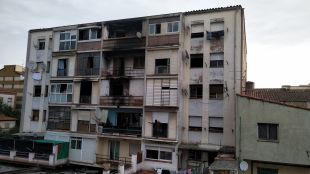 Desallotjats 20 veïns d'un bloc a Salt on es va cremar completament un pis i afectar dos més