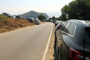 Desenes de multes a diari per evitar cotxes als vorals que porten a les cales del Cap de Creus