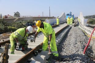 Adif acabarà al novembre el pont de la Tordera i els trens tornar a circular a final d'any 