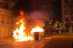 Els manifestants convocats pel CDR llençen coets contra els Mossos i cremen contenidors a Girona