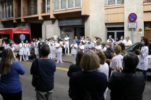 Minut de silenci a la Clínica Girona per condemnar el crim de la treballadora a qui van matar a casa seva