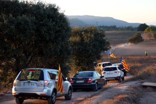 La marxa de vehicles que ha sortit de la Jonquera arriba a Lledoners i denuncia l'empresonament dels 'Jordis'