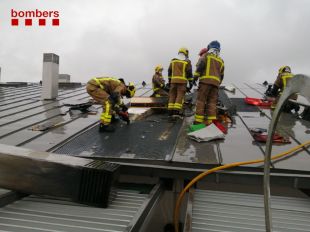 Evacuen un edifici a Girona després d'un incendi a la xemeneia que ha afectat el sostre