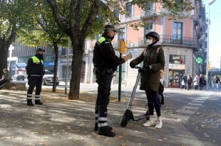L'ordenança que prohibeix anar en patinet per la vorera a Girona entra en vigor a nivell informatiu
