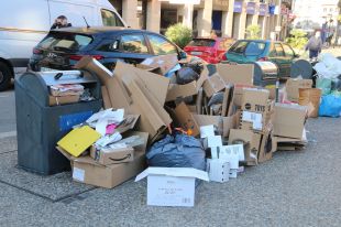 Les escombraries ja es comencen a acumular en el primer dia de vaga indefinida a Figueres