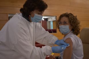 Comencen a vacunar contra la covid-19 els professionals del Parc Hospitalari Martí i Julià de Salt