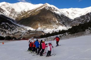 Les escoles d'esquí del Ripollès veuen el confinament municipal com una ''ruïna'' per al negoci