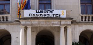 La Junta Electoral ordena retirar la pancarta de Figueres de 'Llibertat presos polítics'