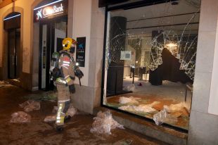 Destrosses a bancs i enfrontaments policials en la concentració a favor de Hasél a Girona