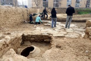 Descobert un pati enllosat del segle I dC a la vil·la romana del Pla de l'Horta 