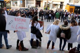 Més d'un centenar de sanitaris es concentren a Girona per reclamar una ''sanitat 100% pública''