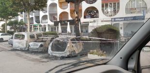 Calcinats quatre vehicles i dos més afectats en un incendi a Empuriabrava