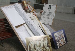 Un restaurador simula el seu enterrament davant els jutjats de Girona en protesta per una sentència