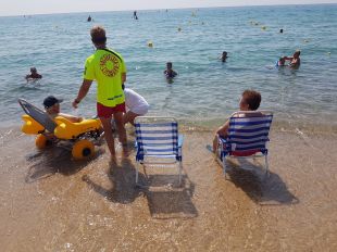 Calonge inicia un projecte inclusiu de bany a la platja per a persones grans vulnerables