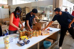 La Fundació Els Joncs de Sarrià reparteix aliments a 200 famílies vulnerables