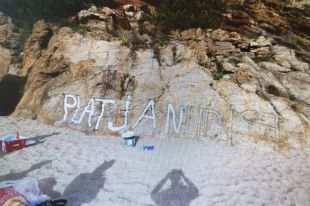 Multen amb 1.420 euros a una dona que pintava 'platja nudista' en unes roques d'Illa Roja a Begur