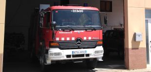 Un incendi crema tres contenidors, un cotxe i afecta una escola a Girona