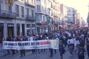Un miler de persones protesten a Girona per reclamar que la llum ''no sigui negoci''