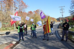 Tallen la carretera d'Anglès per protestar contra la deslocalització de l'empresa tèxtil