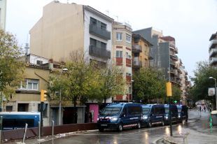 Operatiu policial per desallotjar els pisos ocupats de 'La semilla migrante' de Girona