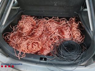 Enxampen dos veïns de Figueres que van robar vuit bobines de coure d'un camió